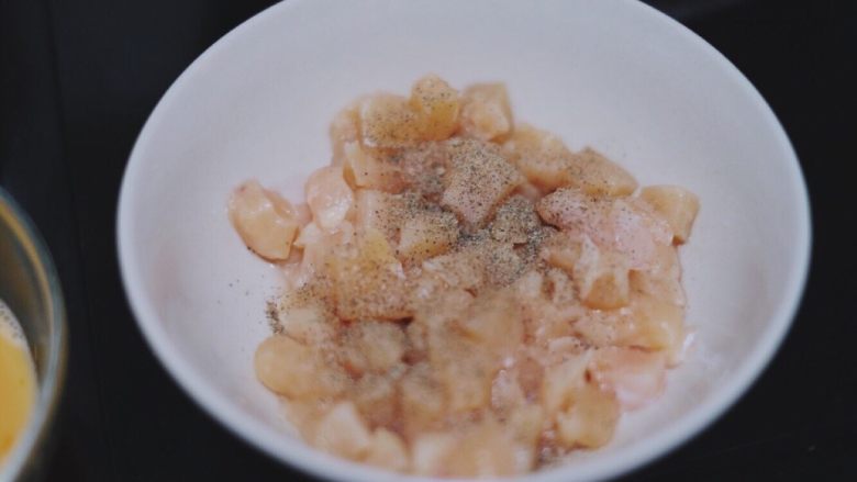 清甜可口的菠萝饭~,<a style='color:red;display:inline-block;' href='/shicai/ 101'>鸡胸肉</a>切丁,放一点黑胡椒腌制