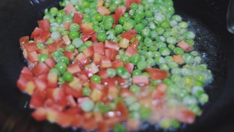 清甜可口的菠萝饭~,热锅下油至七成热下红萝卜和豌豆炒香