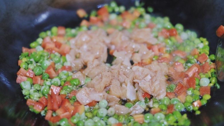 清甜可口的菠萝饭~,待豌豆和红萝卜炒出香味儿并软一些后下鸡胸肉丁~
继续翻炒