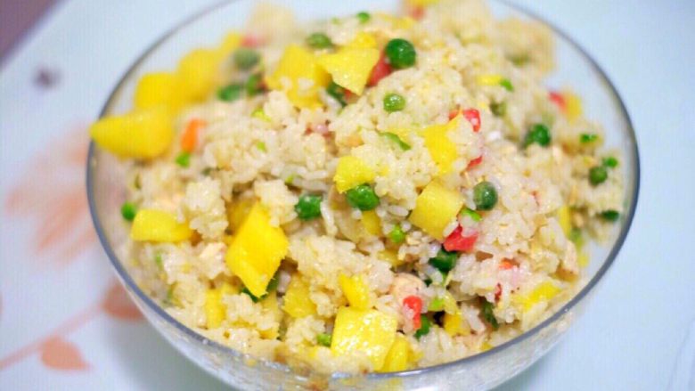 清甜可口的菠萝饭~,保持翻炒不要停~把菠萝的香味炒进饭里面后盛出~