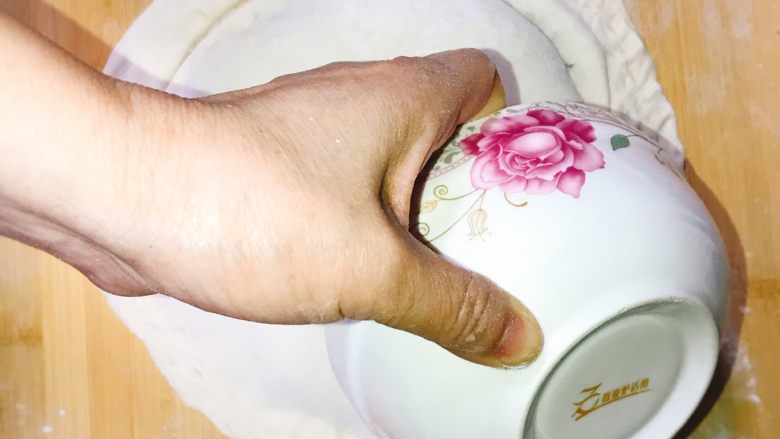 产后宜食 油菜香菇馅饼,取一空碗沿馅饼边缘旋转,切下多余面皮