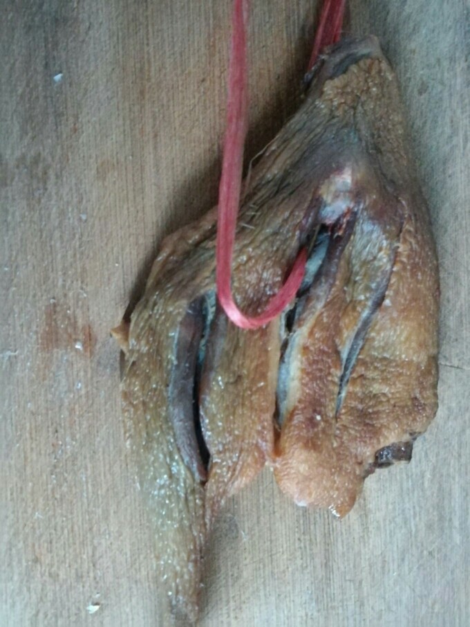 辣椒炒腊鸭,准备<a style='color:red;display:inline-block;' href='/shicai/ 50114'>腊鸭腿</a>,过年前自己熏的。