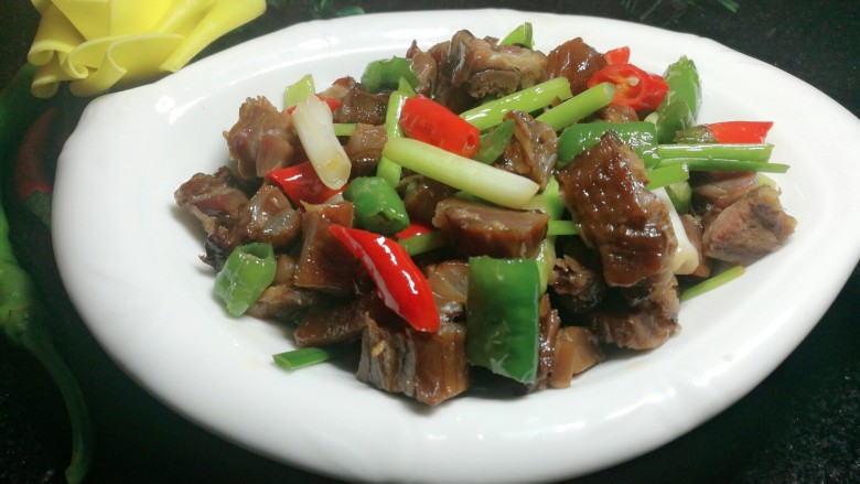 辣椒炒腊鸭,又香又腊又辣,味道真不错。