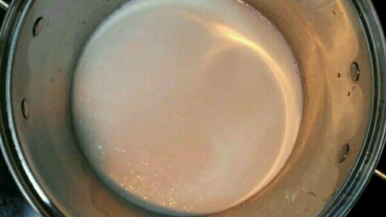 美味的自制淡奶油,将纯奶和糖放入锅中,小火加热,边加热边搅拌,开后熄火备用