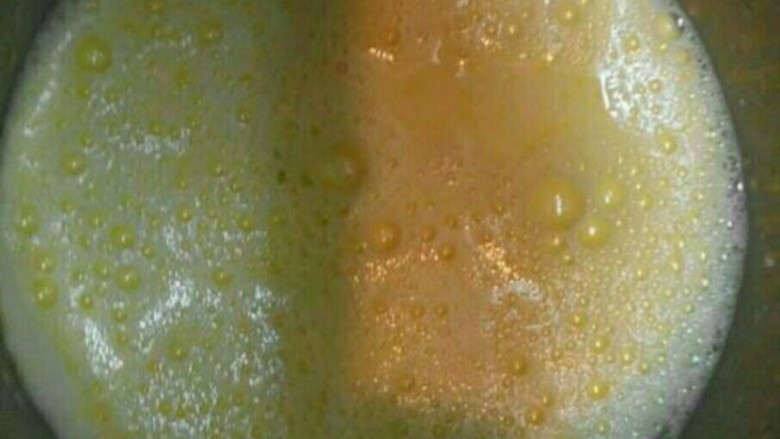 美味的自制淡奶油,取1/2煮好的奶倒入2中,然后用搅拌机低速搅拌均匀