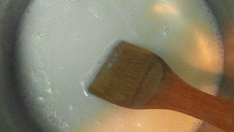 美味的自制淡奶油,将3倒入奶锅中,搅拌均匀,然后小火加热,边加热边搅拌