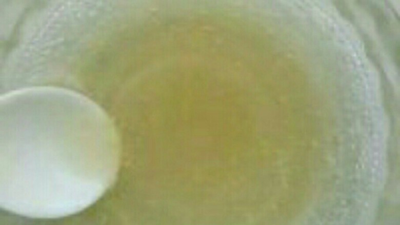 美味棉花糖,<a style='color:red;display:inline-block;' href='/shicai/ 867'>麦芽糖</a>30克,细砂糖30克,水20毫升,搅匀,小火加热;