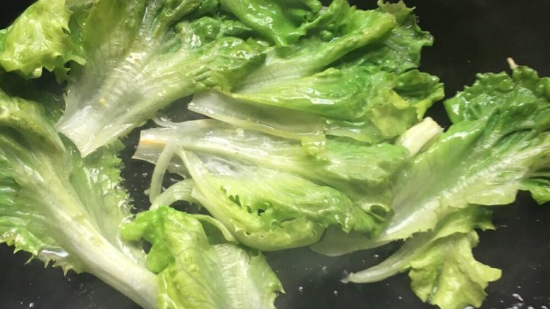 酸甜茄汁年糕,鸡蛋盛出后用余油将生菜稍稍扁炒一下,然后将生菜沥下油水摆在盘底。