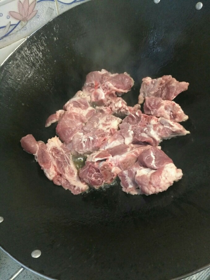 酱骨架,骨架洗干净沥水,热锅热油锅(不要太多油)大火把骨架两面煎黄