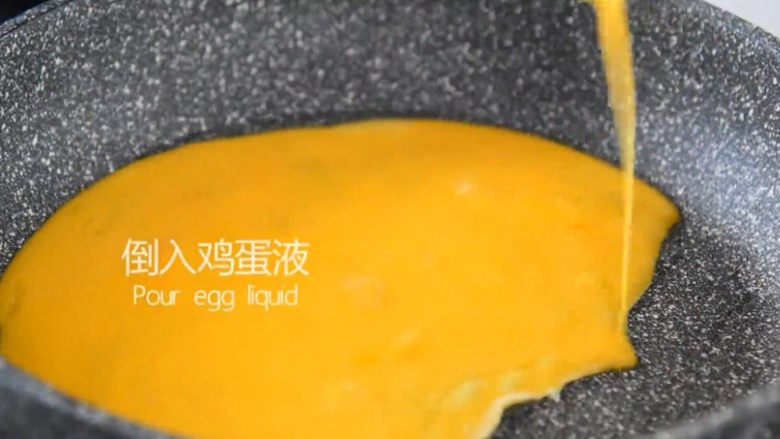 吃出春天的味道——香椿炒鸡蛋,热油锅倒入鸡蛋液