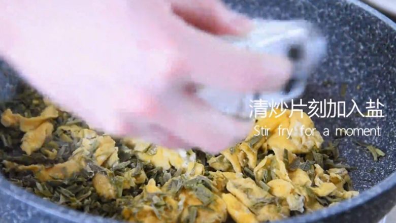 吃出春天的味道——香椿炒鸡蛋,清炒片刻撒入盐