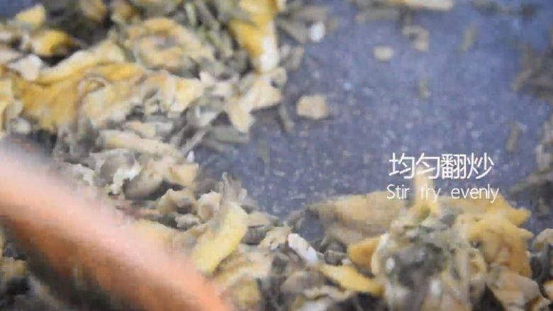 吃出春天的味道——香椿炒鸡蛋,均匀翻炒