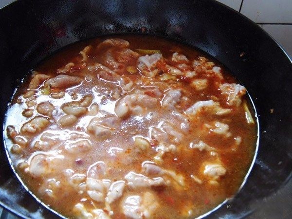 水煮肉片,
再加入腌制好的肉片划散,煮到肉片变白,煮的时间不要太长,以免肉片的口感太老