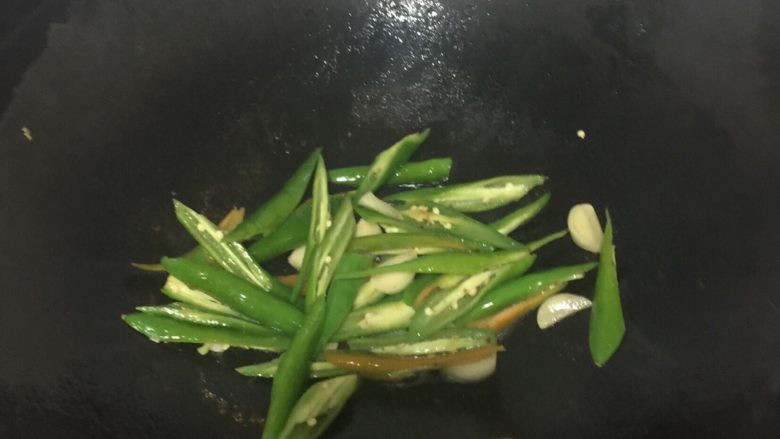 三色牛柳,鍋内放猪油。中小火放入鸡蛋,待稍微凝结,翻面炒至成型,期间不要压鸡蛋。盛出。将杭椒和蒜片加少许盐翻炒爆香,倒入胡萝卜翻炒,将牛里脊放入,鸡蛋放入,翻炒均匀至所有材料混合均匀即可出锅