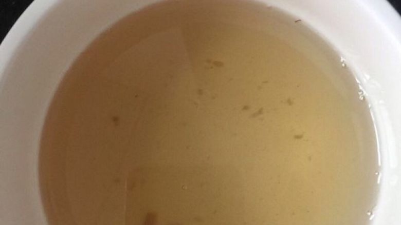 三色牛柳,这是自己刚刚炼的猪油,炒肉会更香。放凉备用