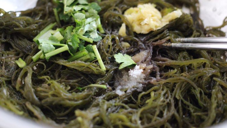 凉拌红毛菜(海藻)#烟台特色#,把所有材料倒入盆中拌匀即可……