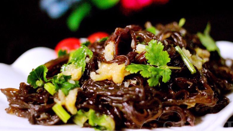 凉拌红毛菜(海藻)#烟台特色#,一盘美味可口又营养丰富的红毛菜就做好了……