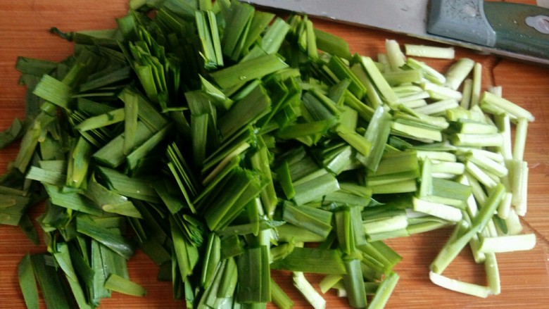 鲜韭香菇浸鲜鲈,<a style='color:red;display:inline-block;' href='/shicai/ 116'>韭菜</a>洗净切段,备用
