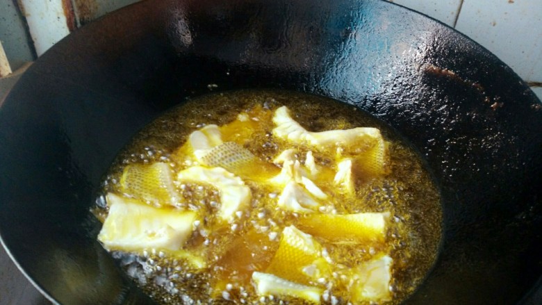 鲜韭香菇浸鲜鲈,热锅凉油,油要宽一些,把腌好的鲈鱼下油锅炸