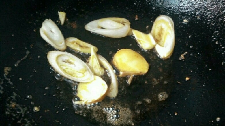 鲜韭香菇浸鲜鲈,留一点底油,小火把葱姜放入炒出香味