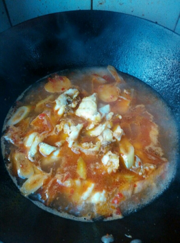 鲜韭香菇浸鲜鲈,将鲈鱼倒入,开小火慢慢炖