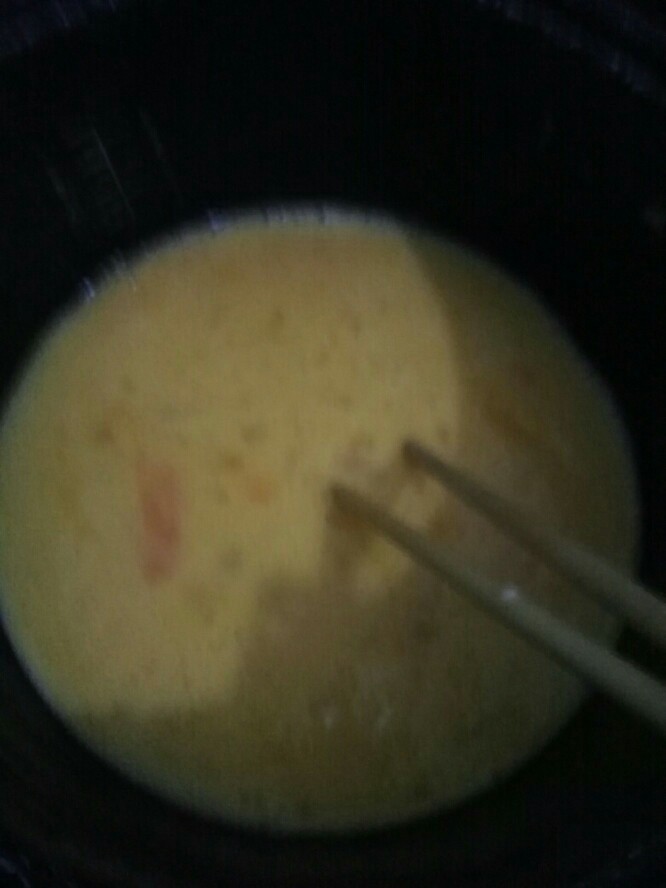 鸡蛋皮,打散的鸡蛋和水调好的土豆粉混合,继续打散