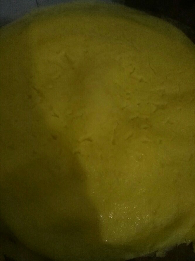 鸡蛋皮,摇锅,直到蛋皮表层看不到液体,到出