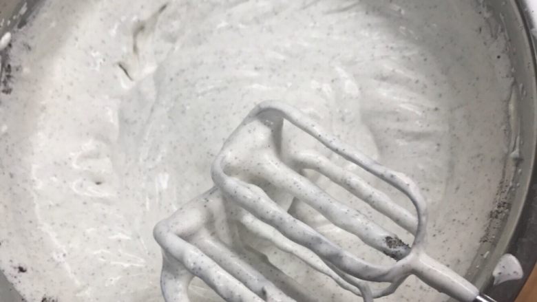 海盐奥利奥千层,称取奶油 砂糖 奥利奥碎,再加入少许盐至充分打发