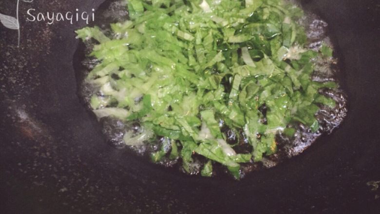 宝宝创意餐--咖喱鸡肉饭,汤锅放一碗清水煮开,放入切好的<a style='color:red;display:inline-block;' href='/shicai/ 121'>生菜</a>煮断生。