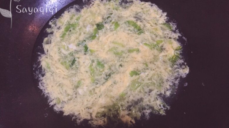 宝宝创意餐--咖喱鸡肉饭,再放入蛋液等待5秒后搅拌均匀,加入适量盐调味。