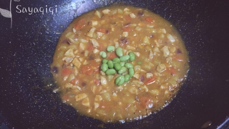 宝宝创意餐--咖喱鸡肉饭,咖喱快好时放入青豆(或者豌豆)翻炒均匀,片刻之间关火。