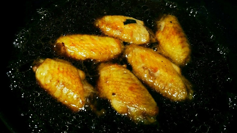 馋嘴可乐鸡翅😝,加入<a style='color:red;display:inline-block;' href='/shicai/ 911'>可乐</a>,淹没鸡翅!中火慢熬