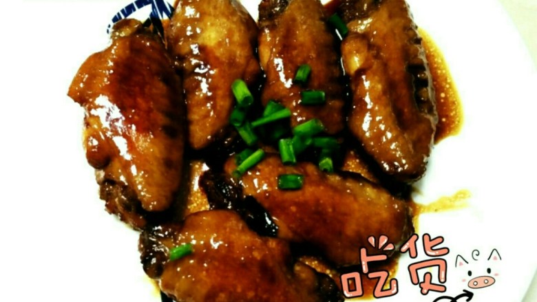 馋嘴可乐鸡翅😝,最后大火收收汁😘😘好好看,忍不住想咬一口。装盘,美美拍个照,开吃!😉😉