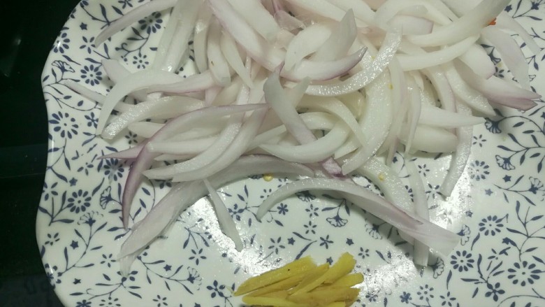 洋葱肉丝,<a style='color:red;display:inline-block;' href='/shicai/ 29'>洋葱</a>切粗丝,两片姜切细丝。