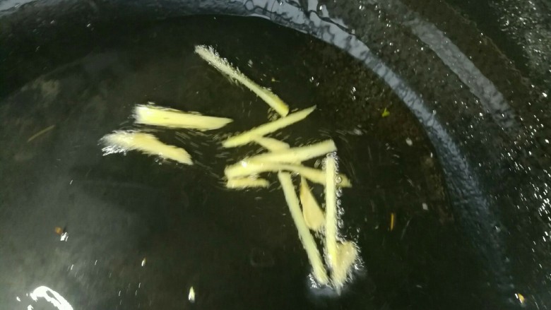 洋葱肉丝,坐锅热油,下姜丝煸香。