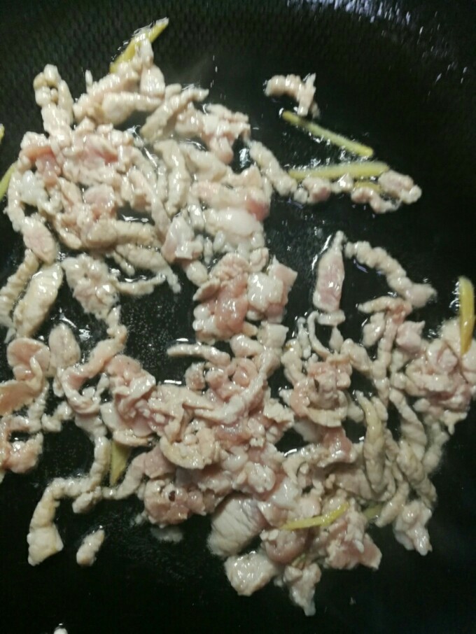 洋葱肉丝,下腌过的肉丝滑七成熟,盛出备用,油留锅里。