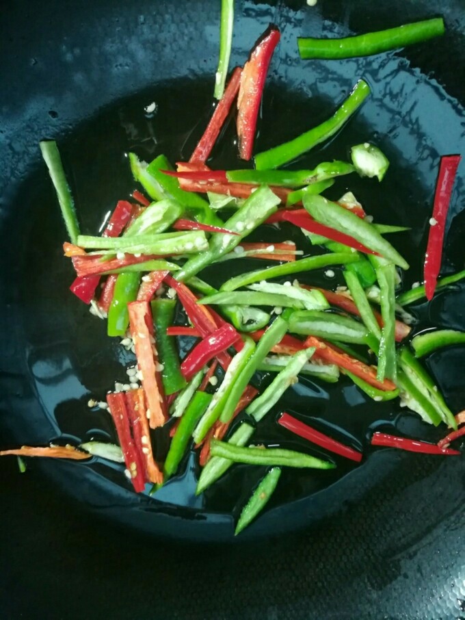 洋葱肉丝,下青红椒丝炒,大火半分钟。