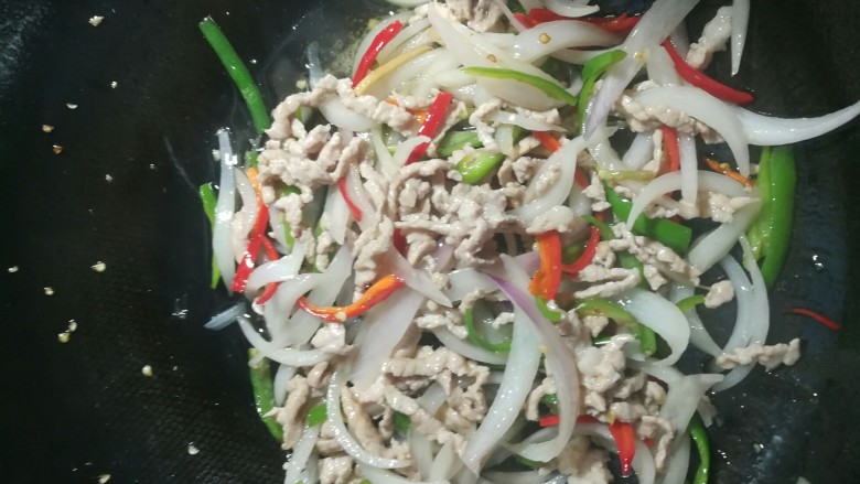 洋葱肉丝,加盐,<a style='color:red;display:inline-block;' href='/shicai/ 756'>鸡精</a>,生抽,翻炒炒匀。