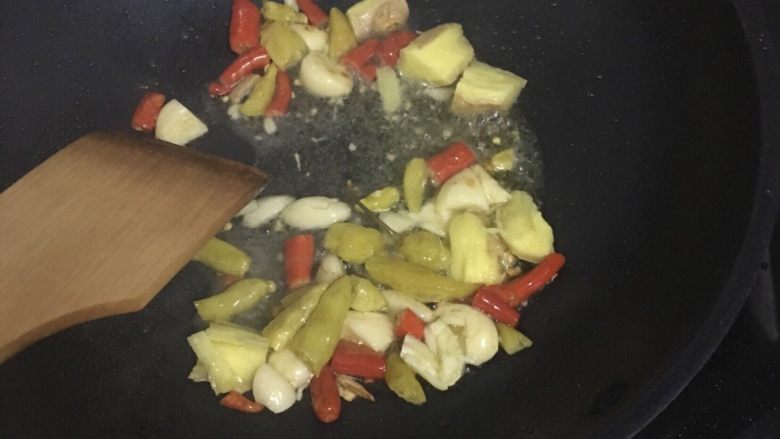 昂刺鱼烧豆腐,锅里放油,加入辣椒,泡椒,姜蒜炒出香味儿。