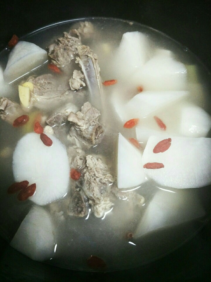 萝卜炖羊排,撇去锅面的白沫,然后将羊排连同汤汁一起倒入高压锅内,放入白萝卜,并撒上少许<a style='color:red;display:inline-block;' href='/shicai/ 673'>枸杞</a>。