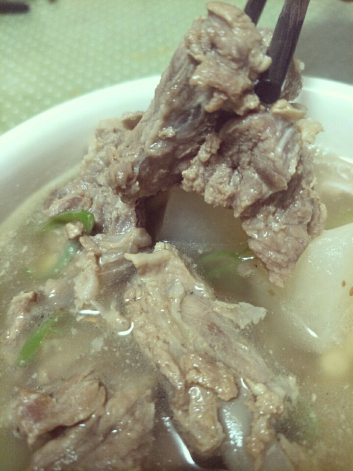 萝卜炖羊排,羊肉酥烂,萝卜清爽,汤味鲜香,看着想吃吗?