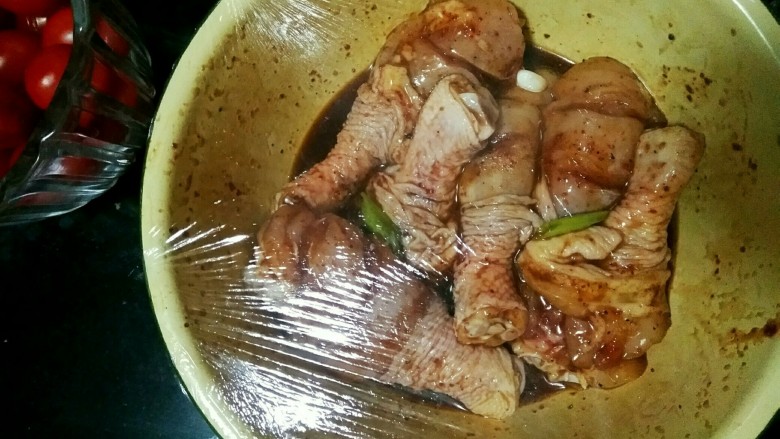 时蔬烤鸡腿(空气炸锅版),混合好盖上保鲜膜,冷藏一宿最好,入味儿更棒。时间紧迫现做也OK~