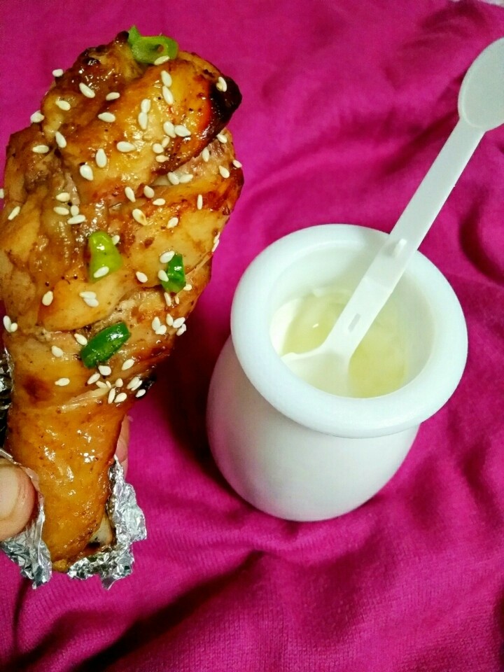 时蔬烤鸡腿(空气炸锅版),鸡腿和酸奶更配哟~
比外面的好吃,一起做起来吧~