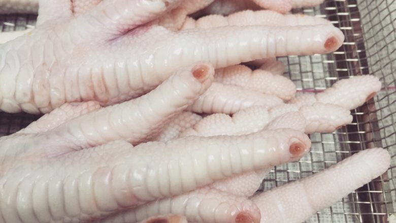 泡椒凤爪,给鸡爪做个美甲！修理干净即可，指甲油就免了！