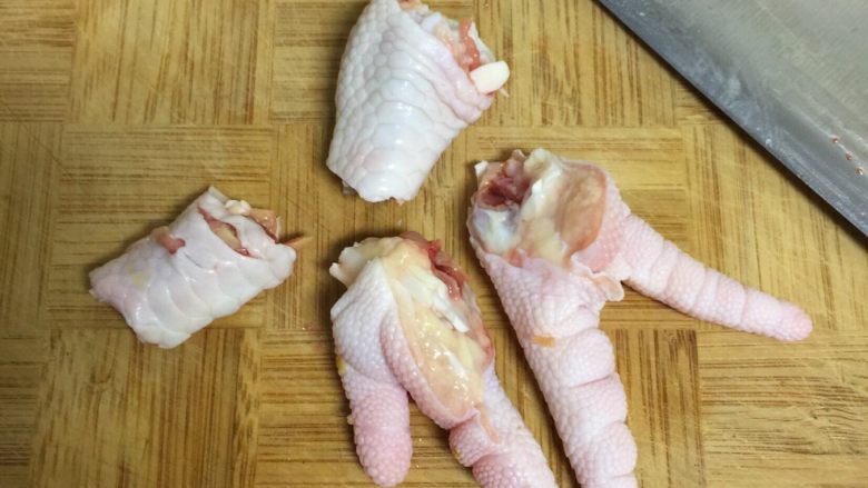 泡椒凤爪,上刑，车裂鸡爪！一个鸡爪分成约4份便于入味！