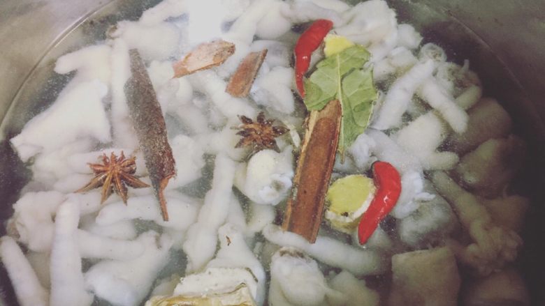 泡椒凤爪,将鸡爪，香料，尖红辣椒一起放锅中煮透，约15分钟即可！在这步骤中千万别放泡椒和<a style='color:red;display:inline-block;' href='/shicai/ 595'>柠檬</a>以及盐和<a style='color:red;display:inline-block;' href='/shicai/ 10588'>糖</a>