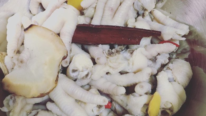 泡椒凤爪,将煮好的鸡爪倒出来沥干水，趁热迅速倒入备好的冰水(<a style='color:red;display:inline-block;' href='/shicai/ 12035'>冰块</a>加水，多一点好)中，让鸡爪迅速冷却，收紧肌肤毛孔，还它紧致弹性！