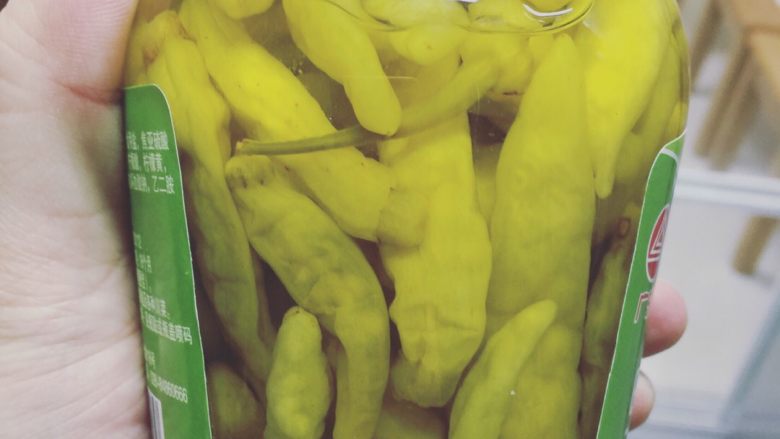 泡椒凤爪,超市买的<a style='color:red;display:inline-block;' href='/shicai/ 821'>野山椒</a>，一般都不是特别辣