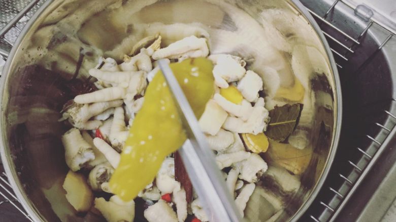 泡椒凤爪,将泡椒剪段，便于辣味的释放！