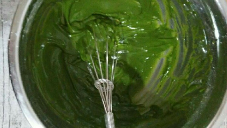 抹茶戚风蛋糕卷,筛入低粉搅匀至无颗粒